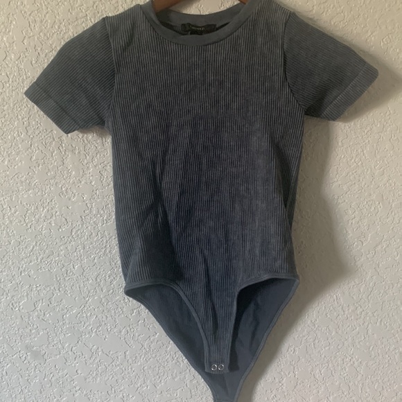 2 RIBBED BODYSUITS - Picture 5 of 7